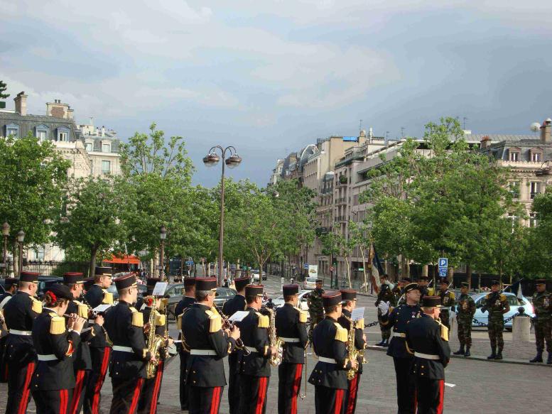 パレードがあって、勲章を胸にたくさん着けた市民が凱旋門下に向かっていきました。